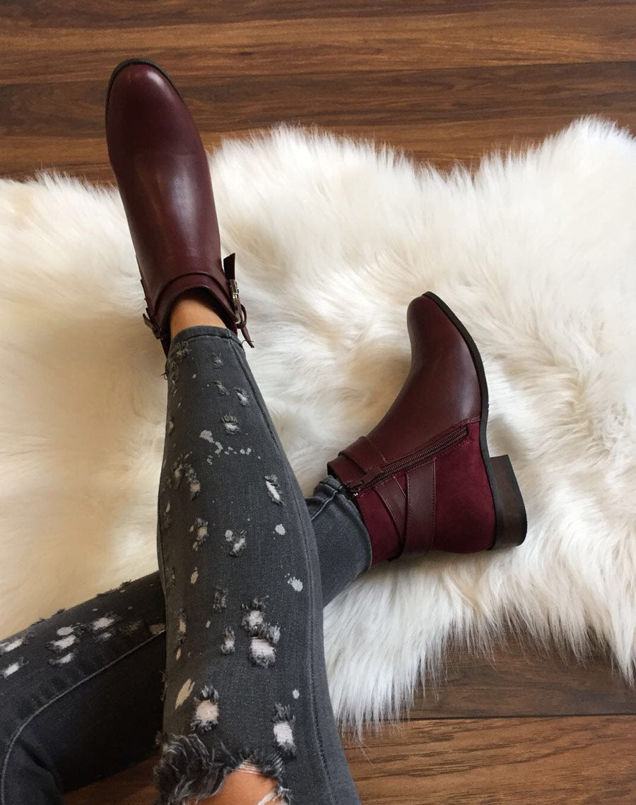 Bottines bordeaux plates lanières à sangles décoratives