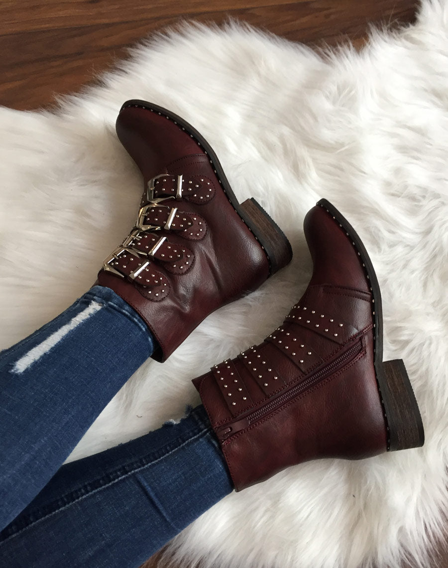 Bottines à brides bordeaux ornées de clous