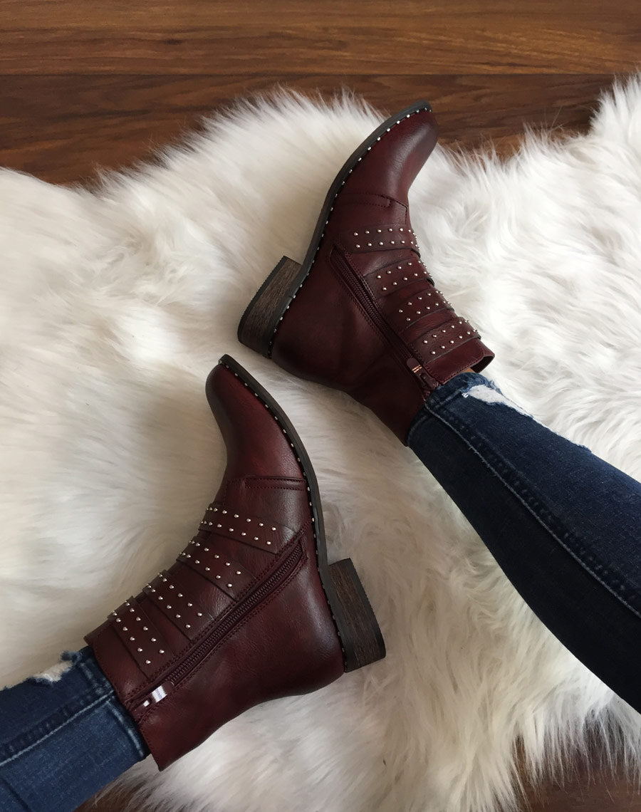 Bottines à brides bordeaux ornées de clous