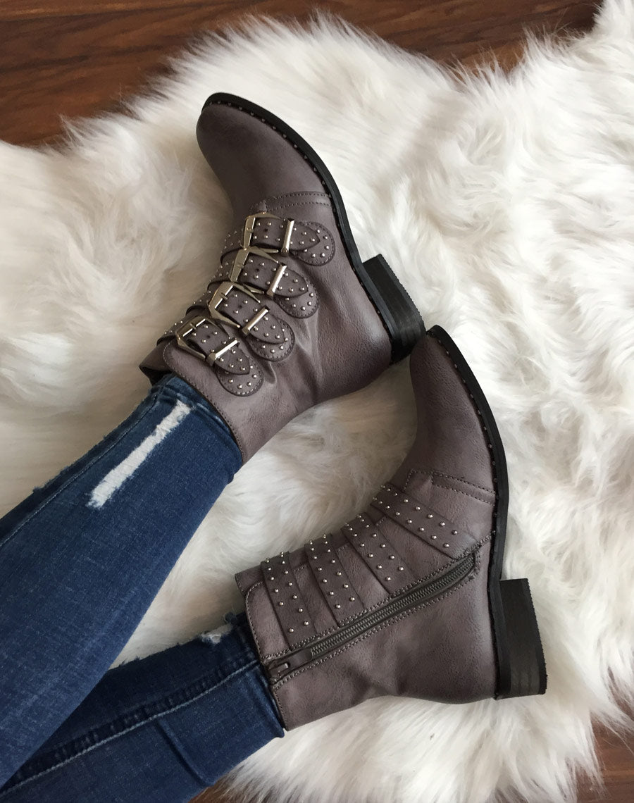 Bottines à brides grises ornées de clous