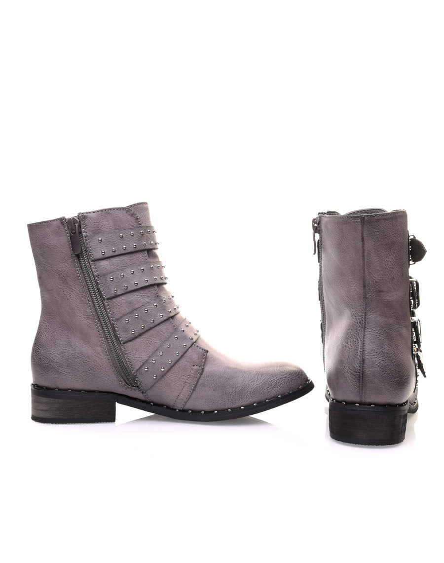Bottines à brides grises ornées de clous