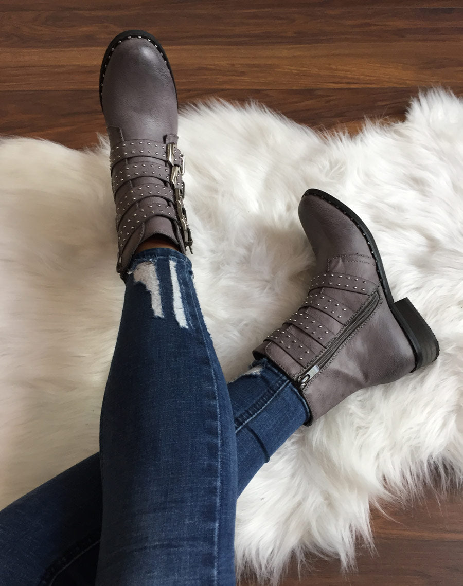 Bottines à brides grises ornées de clous