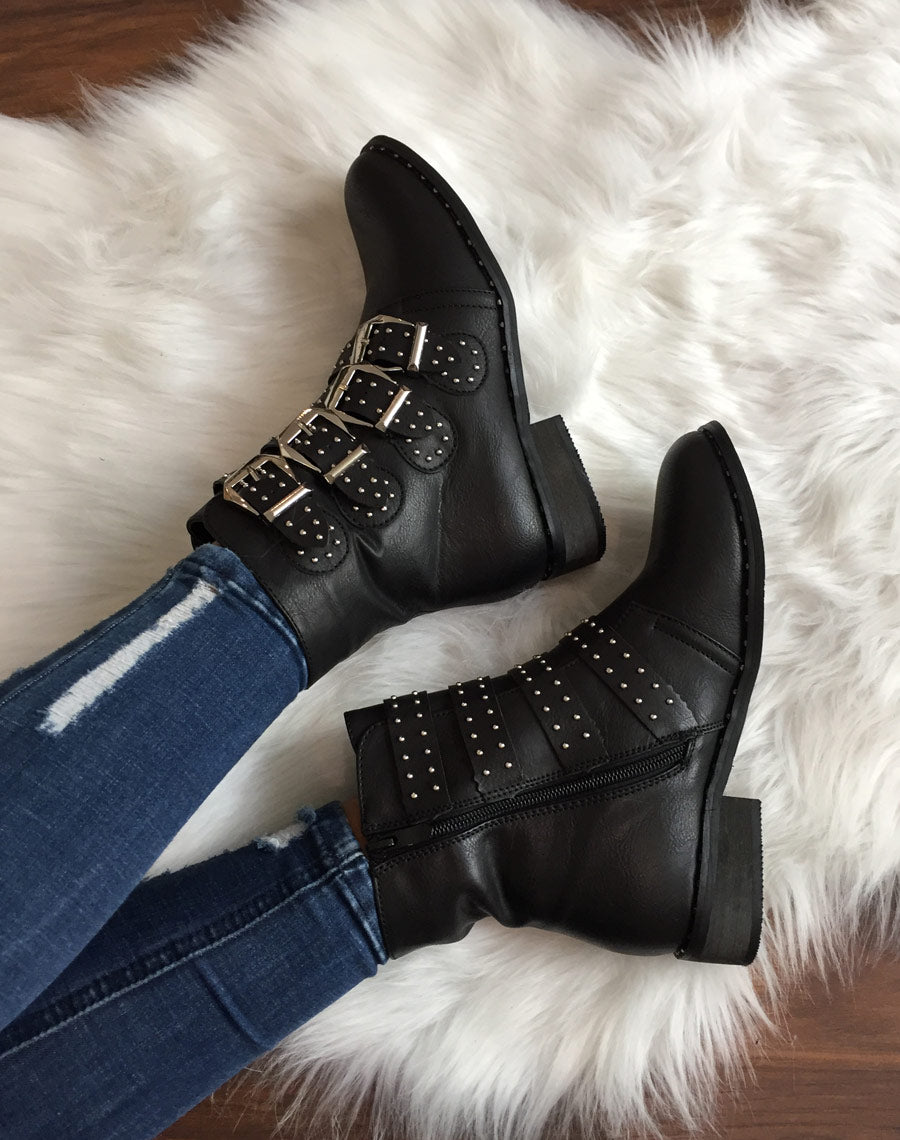 Bottines à brides noires ornées de clous