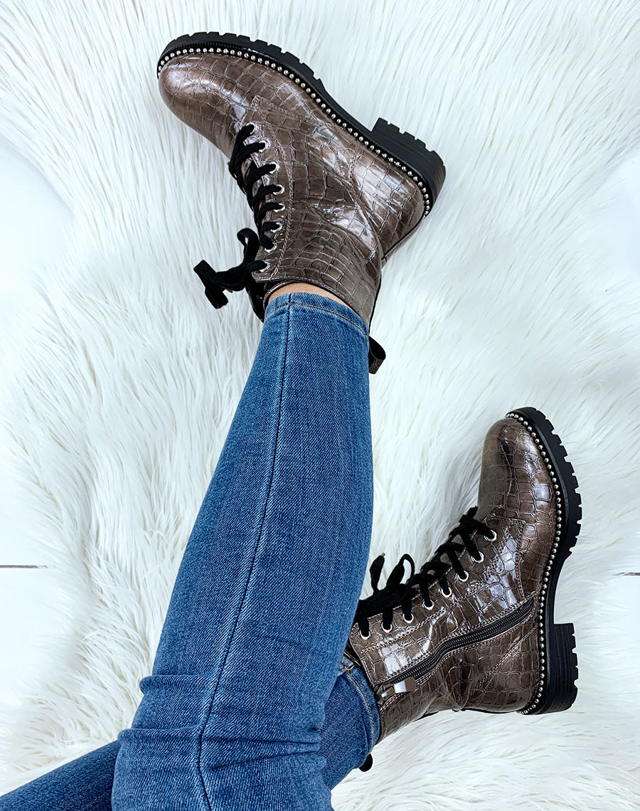 Bottines bronze croco montantes à clous