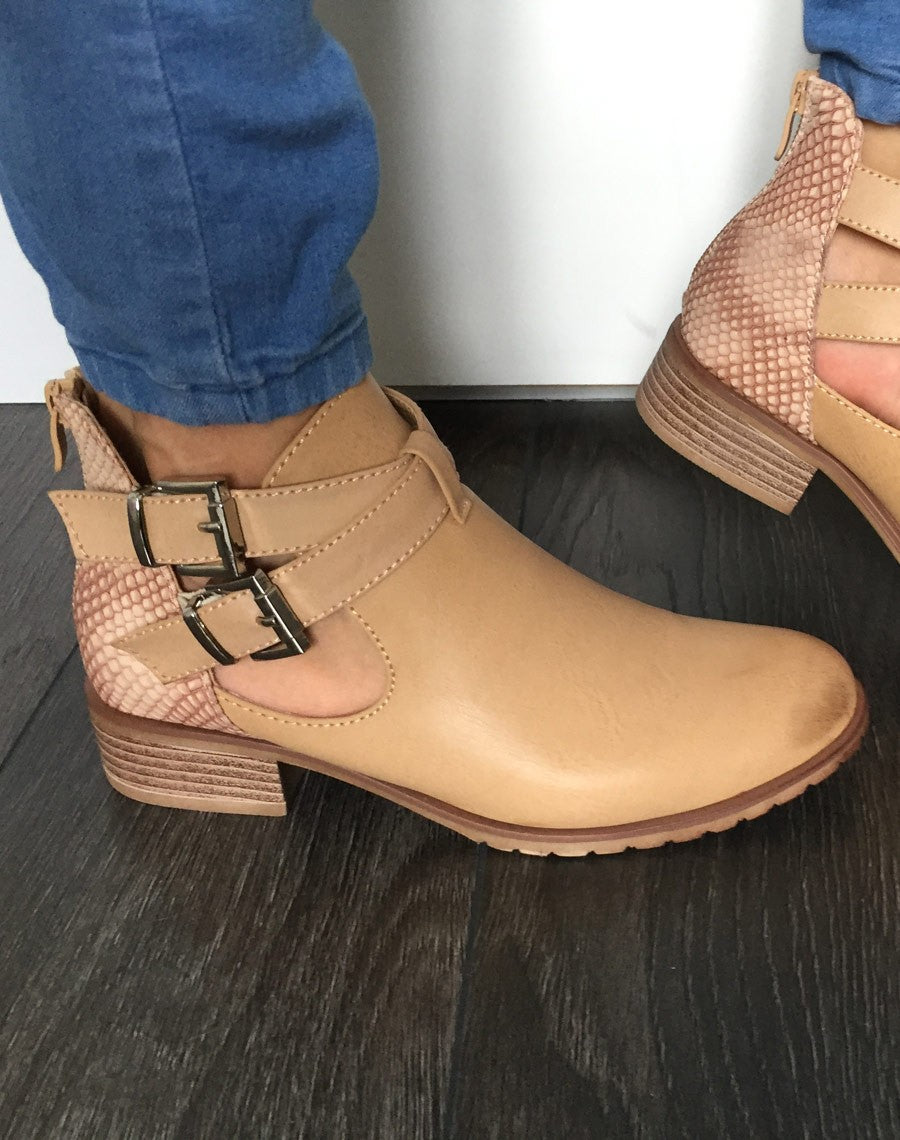 Bottines camel ajourées avec lanières
