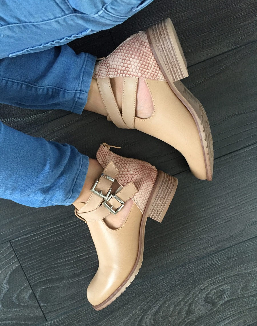 Bottines camel ajourées avec lanières