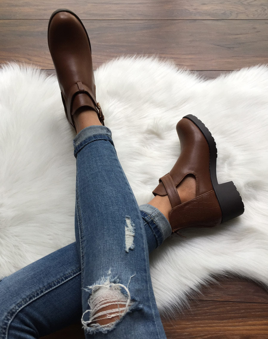 Bottines camel ajourées à petit talon et boucle