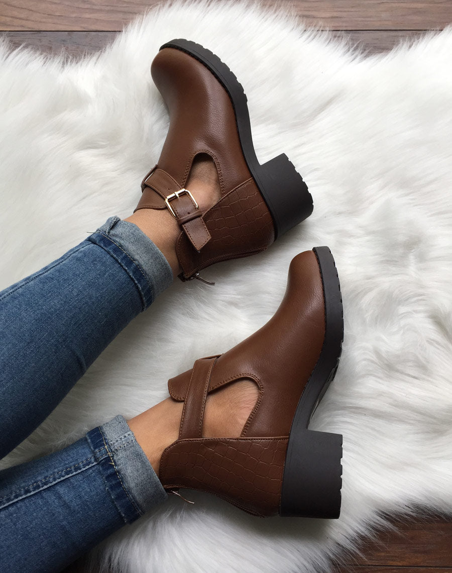 Bottines camel ajourées à petit talon et boucle