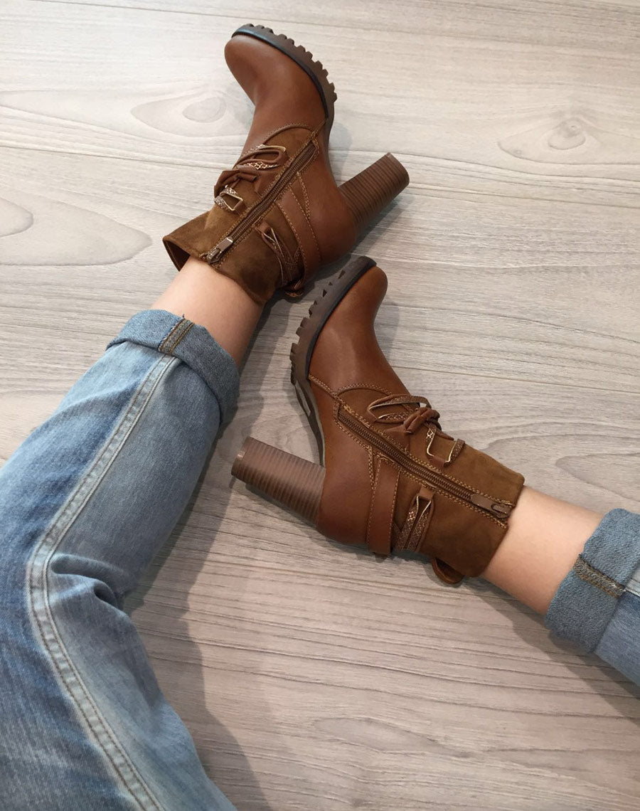 Bottines camel bi matières à talons et lanières multiples