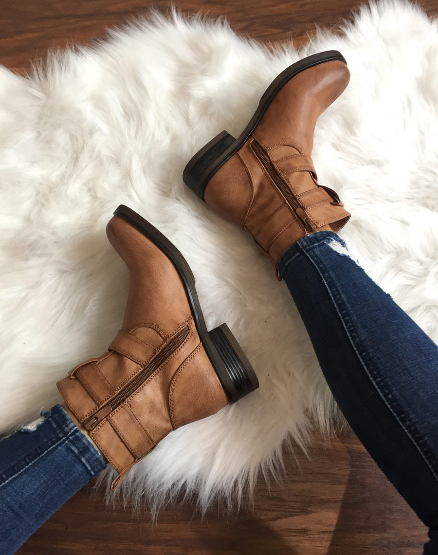 Bottines camel à boucles
