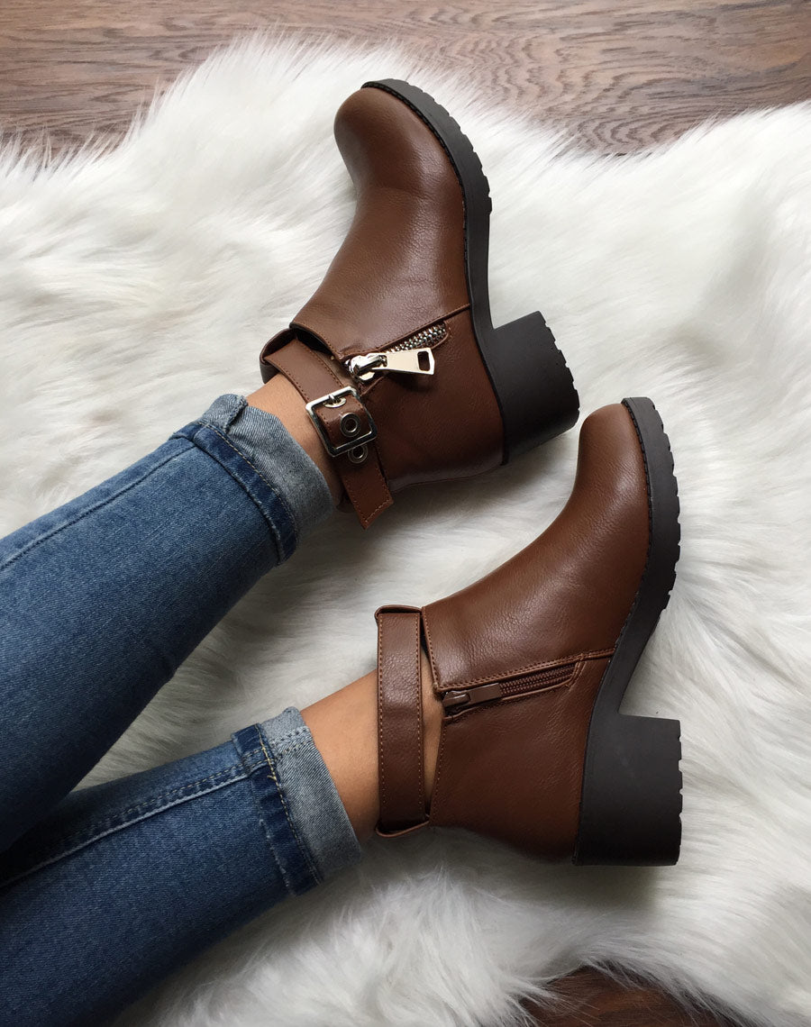 Bottines camel à boucles chevilles