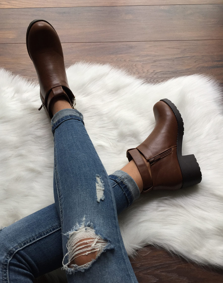 Bottines camel à boucles chevilles