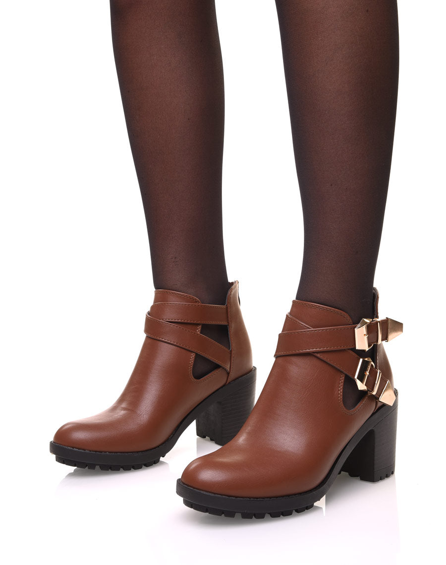 Bottines camel crantées à boucles croisées