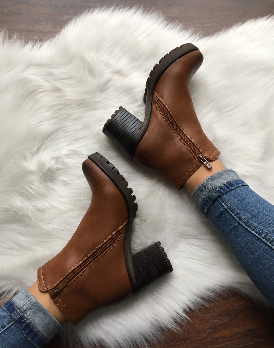 Bottines camel crantées à élastique surpiqué