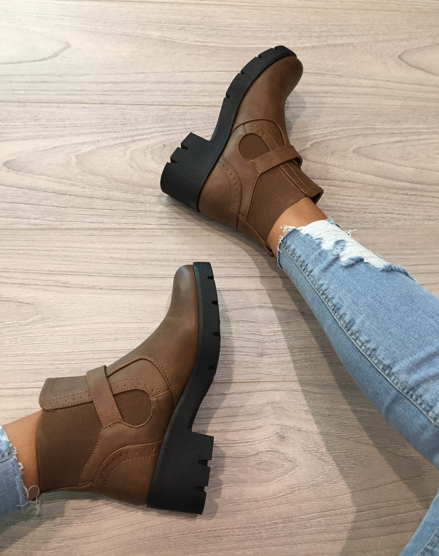 Bottines camel à détails décoratifs