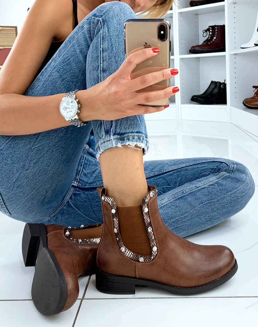 Bottines camel à détails serpent et bijoux sur le contour de l’élastique