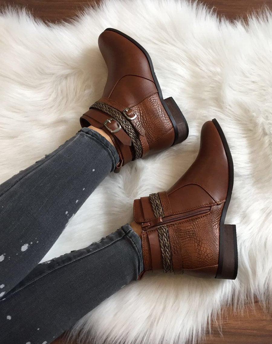 Bottines camel effet croco et lanières décoratives