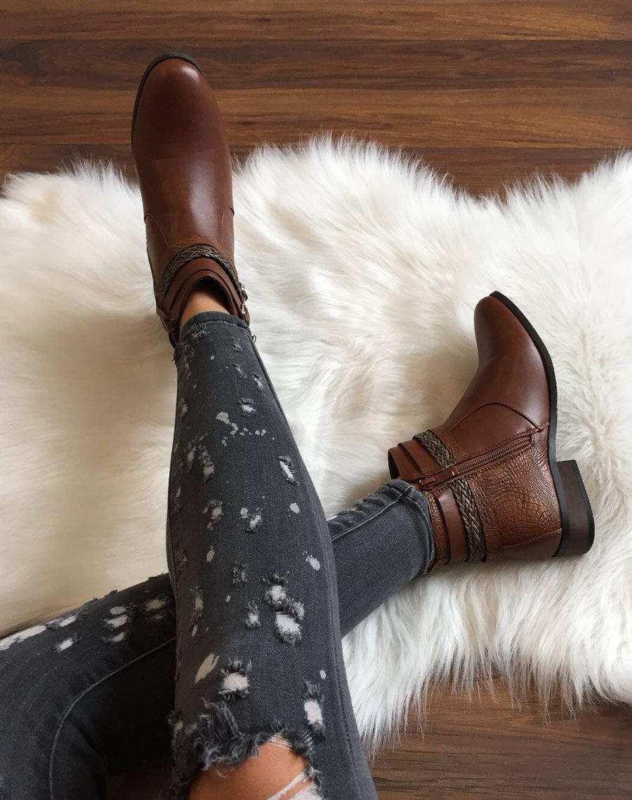 Bottines camel effet croco et lanières décoratives