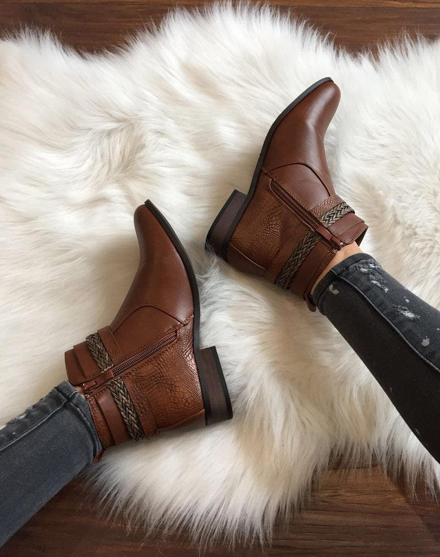 Bottines camel effet croco et lanières décoratives