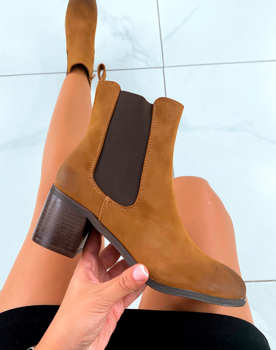 Bottines camel en suédine à talon