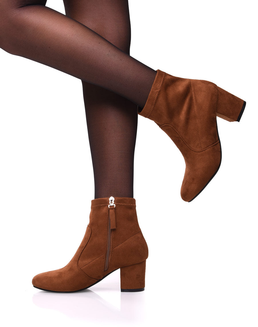 Bottines camel entièrement en suédine talons épais mi haut