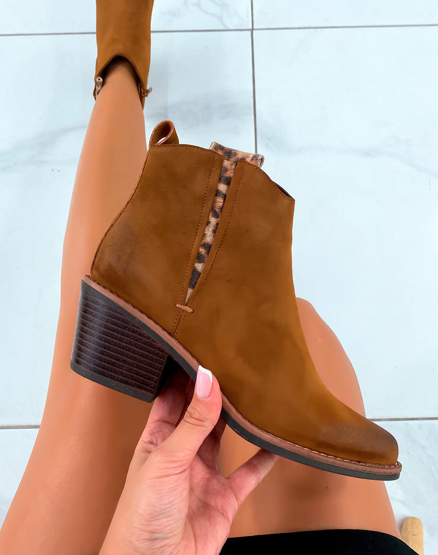 Bottines camel élégantes avec détail léopard