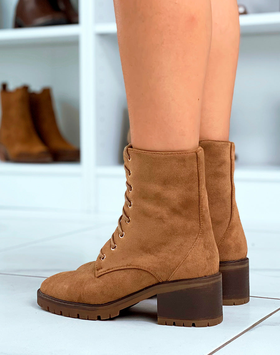 Bottines camel à lacets en suédine et petit talon pour femmes