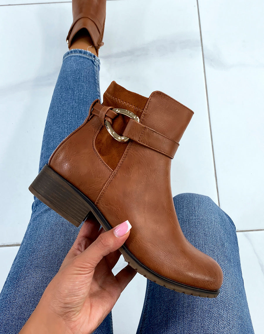 Bottines camel à lanière à anneau doré
