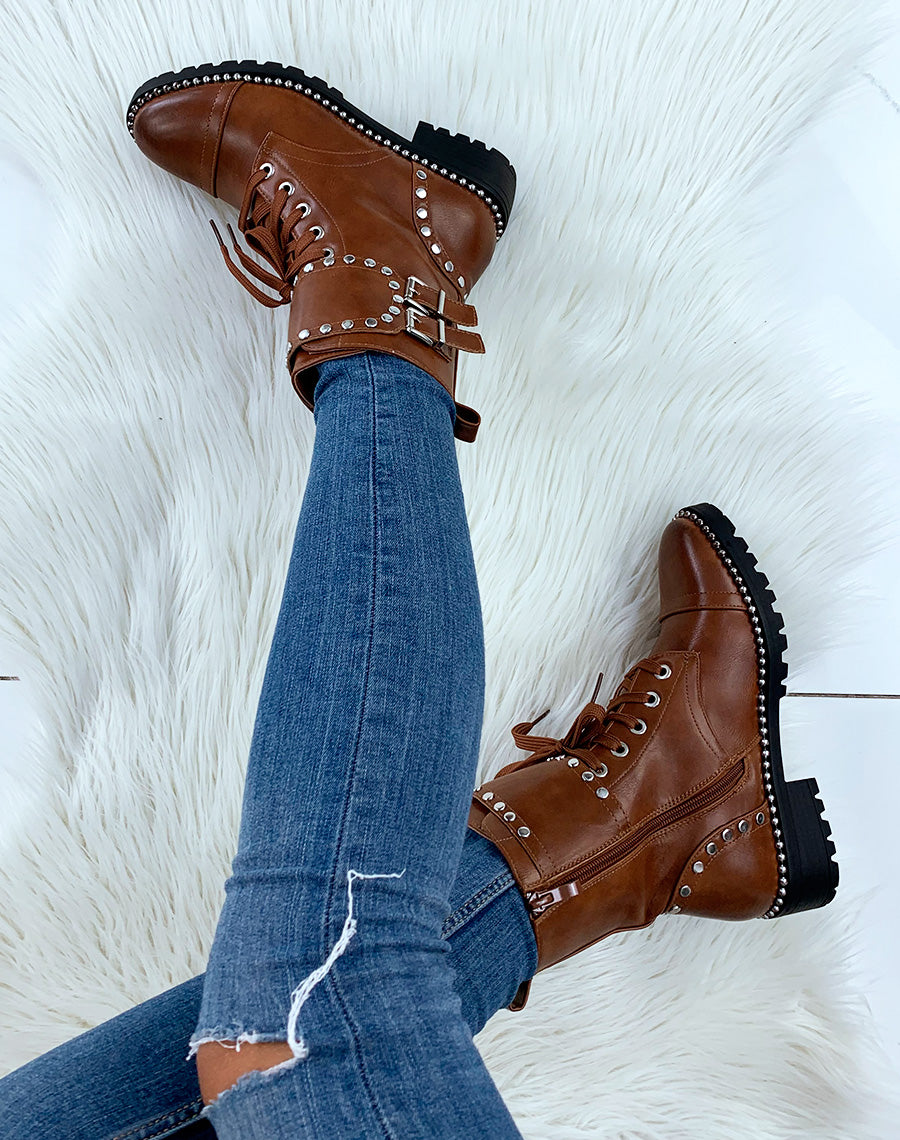 Bottines camel montantes cloutées