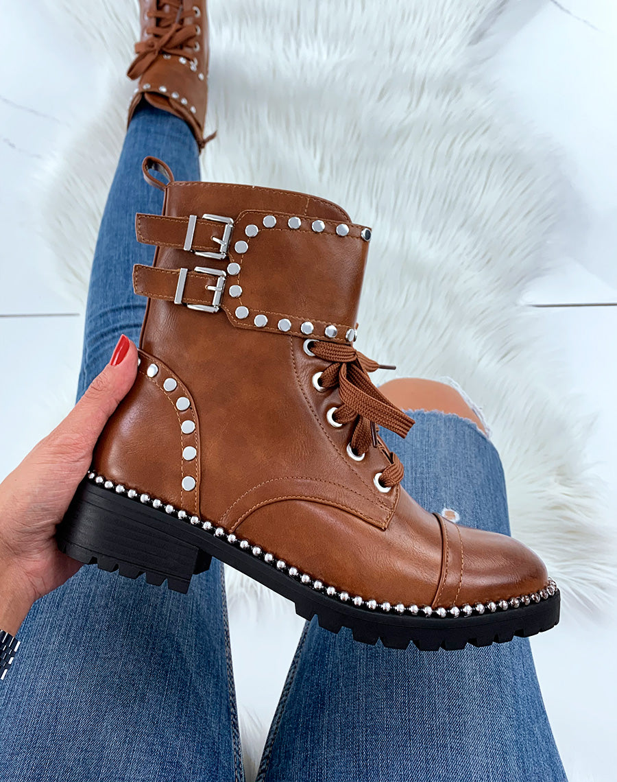 Bottines camel montantes cloutées