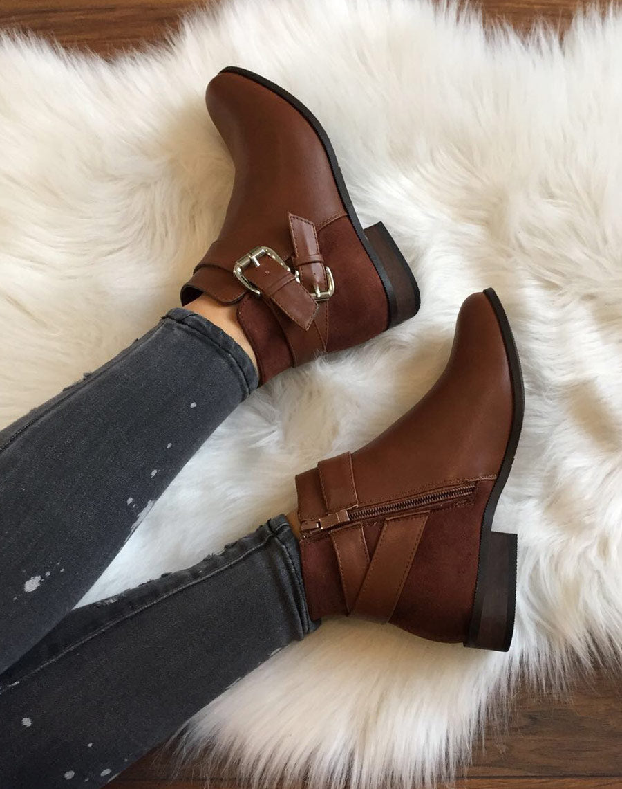 Bottines camel plates lanières à sangles décoratives