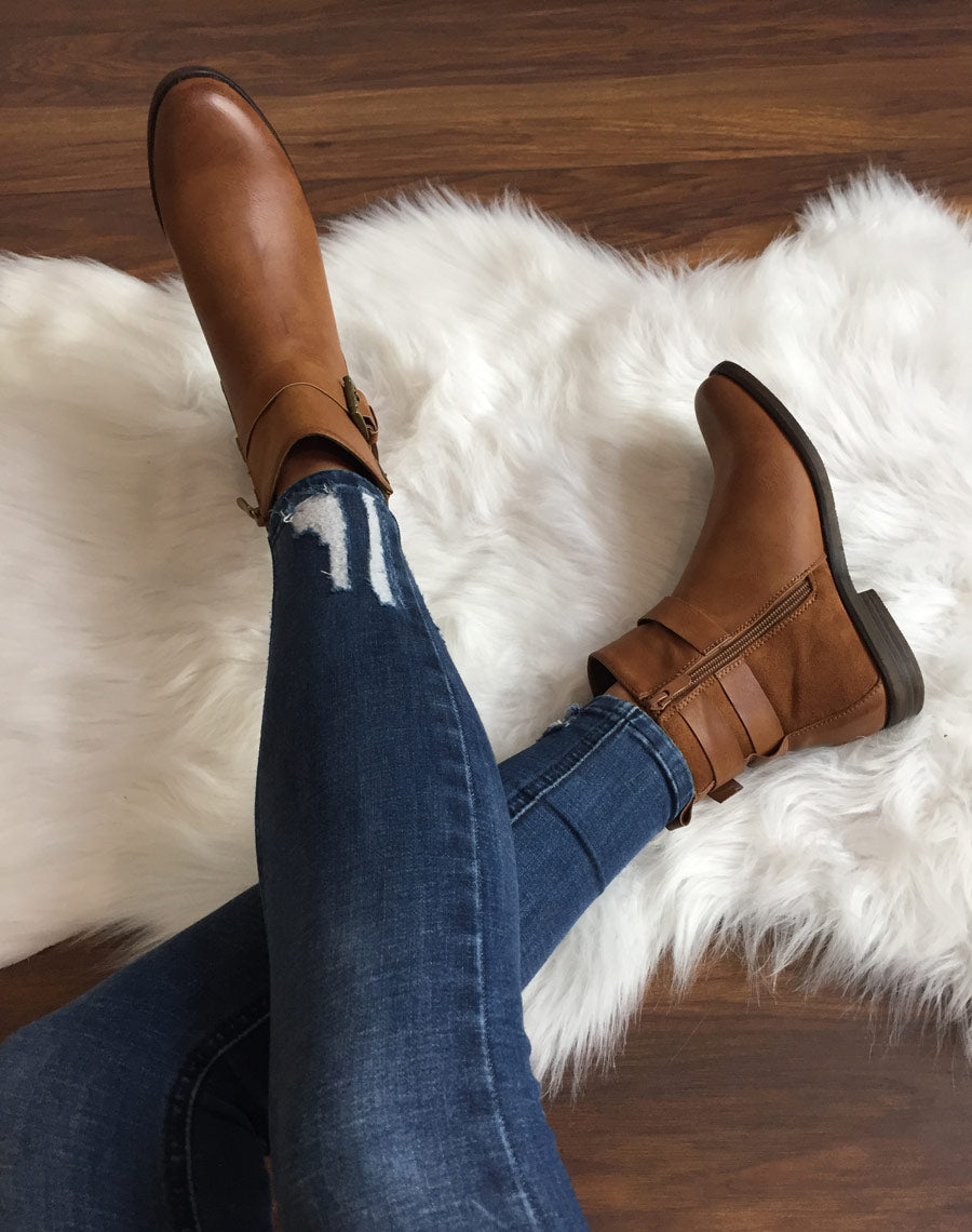 Bottines camel semi-montantes à boucles