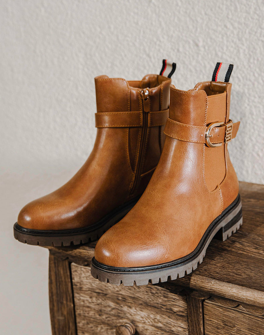 Bottines camel style chelsea à lanière à détail argenté