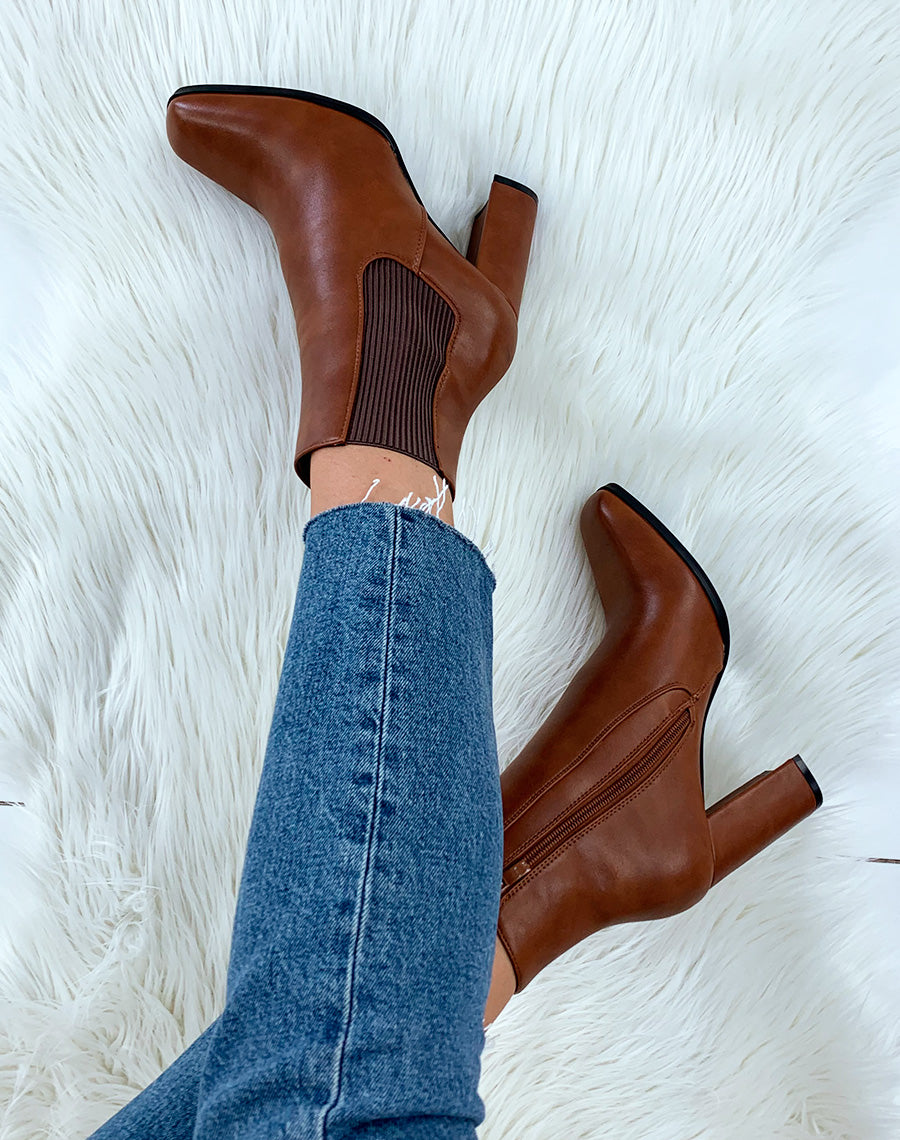 Bottines camel à talon et à bout carré