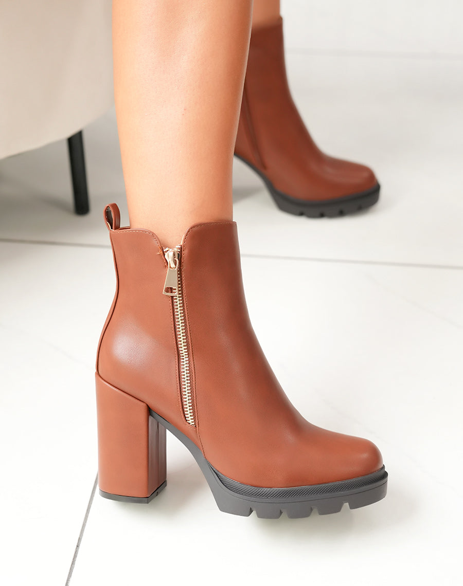 Bottines camel à talon et détail glissière dorée