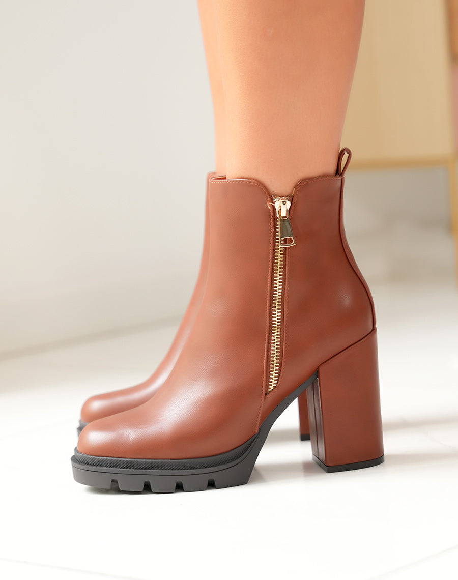 Bottines camel à talon et détail glissière dorée