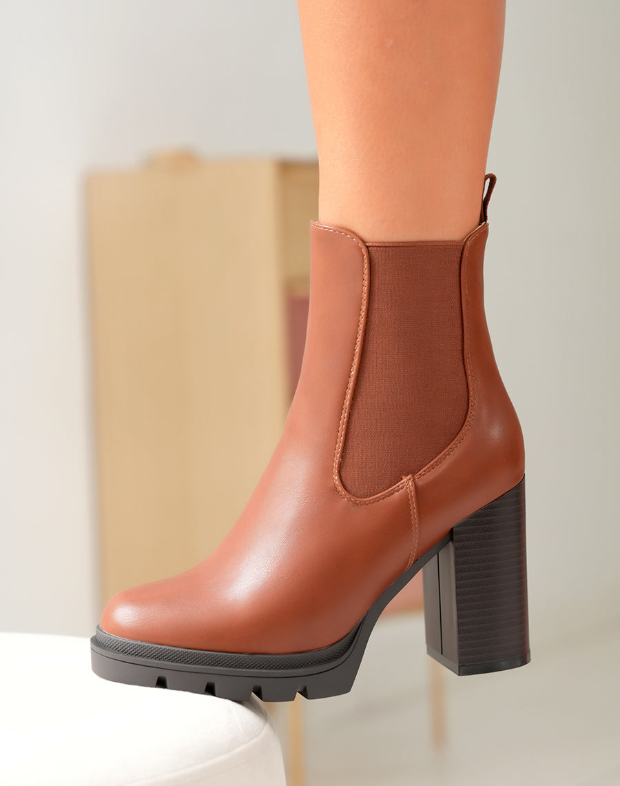Bottines camel à talon et semelle légèrement crantée