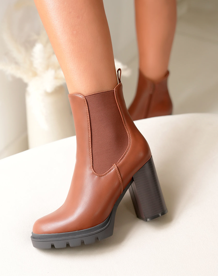 Bottines camel à talon et semelle légèrement crantée