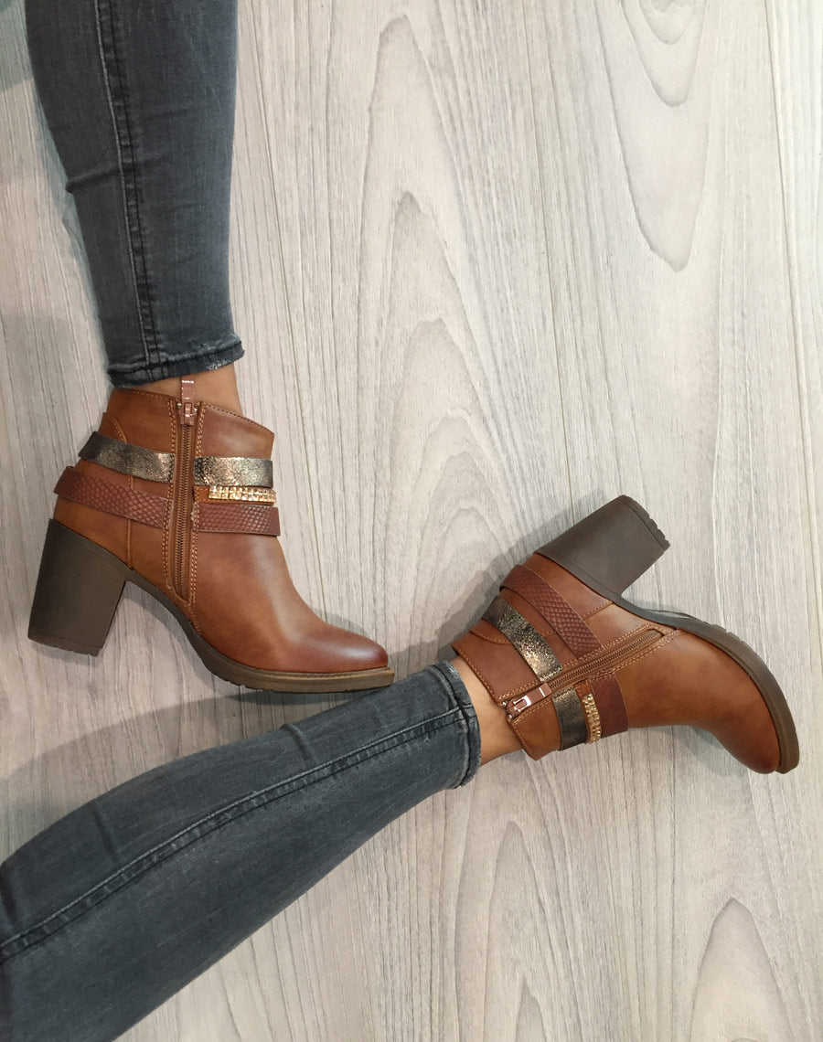 Bottines camel à talons avec différentes lanières