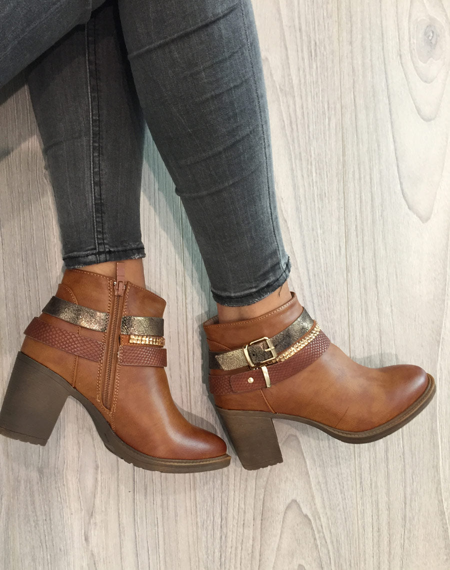 Bottines camel à talons avec différentes lanières