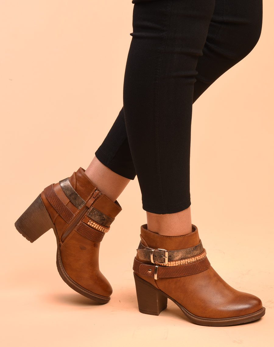 Bottines camel à talons avec différentes lanières