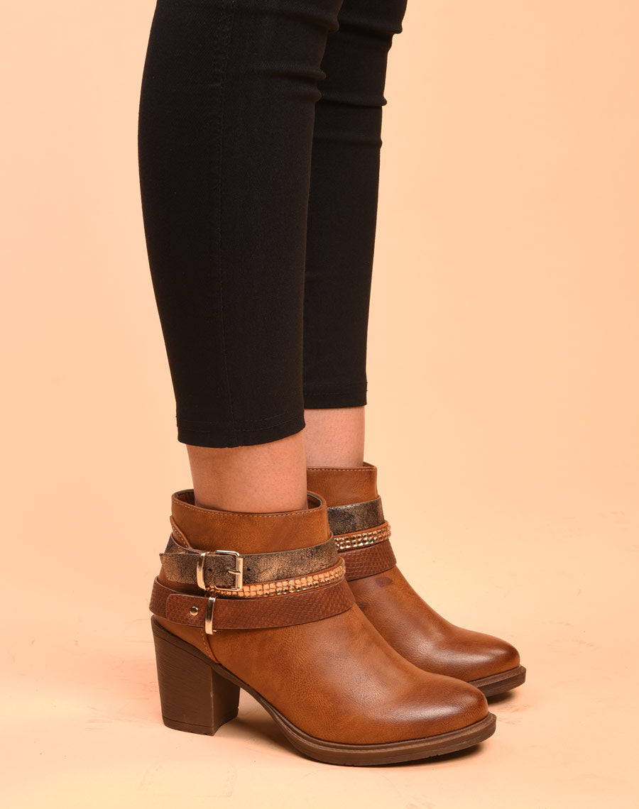 Bottines camel à talons avec différentes lanières