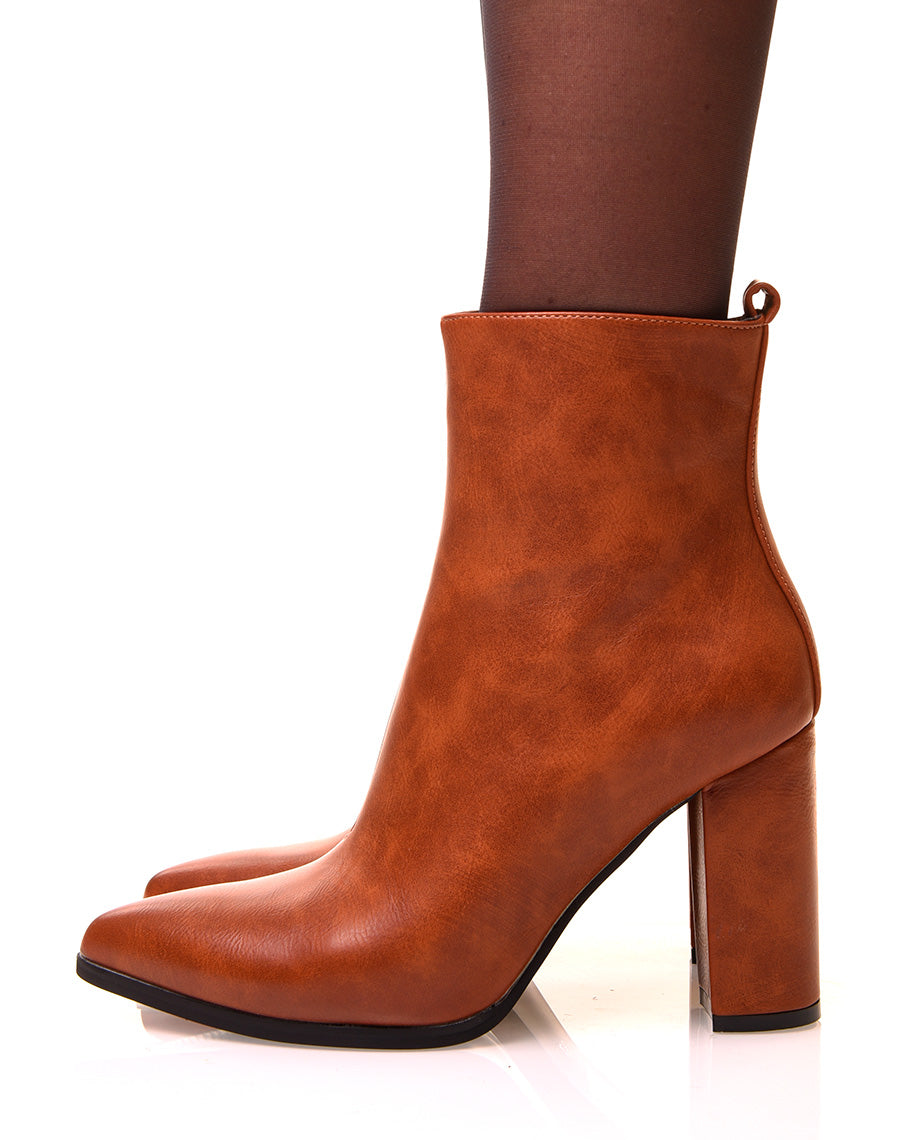 Bottines camel à talon cranté