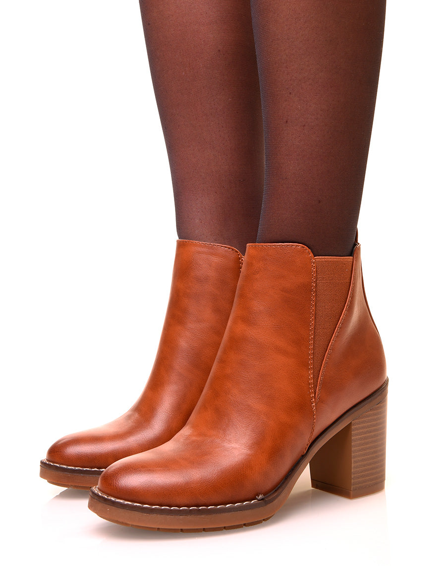 Bottines camel à talons carrés