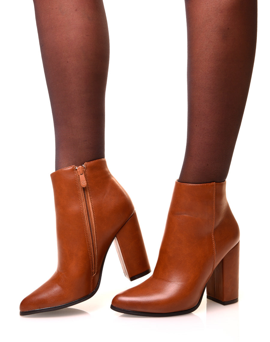 Bottines camel à talons carrés et à bouts pointus
