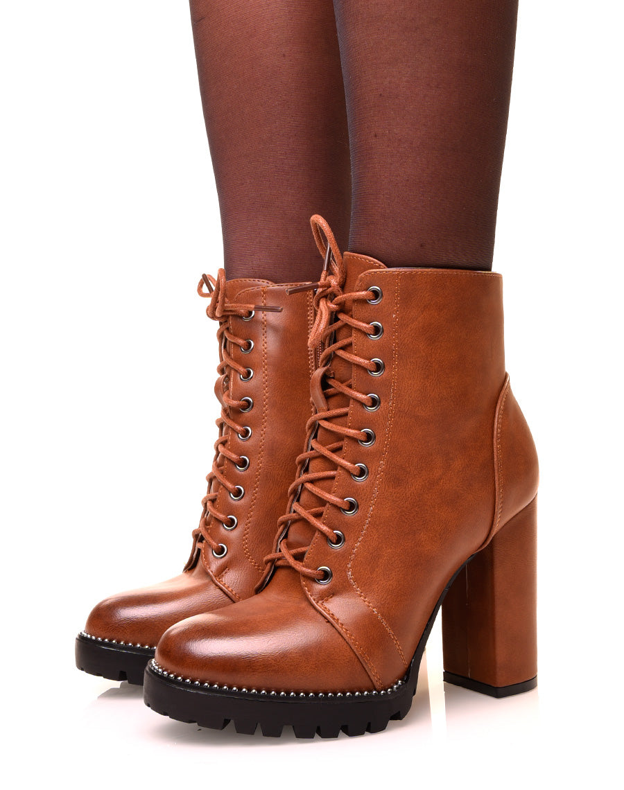 Bottines camel à talons et à détails perles