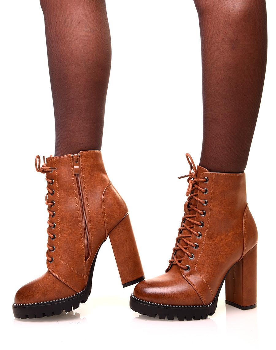 Bottines camel à talons et à détails perles