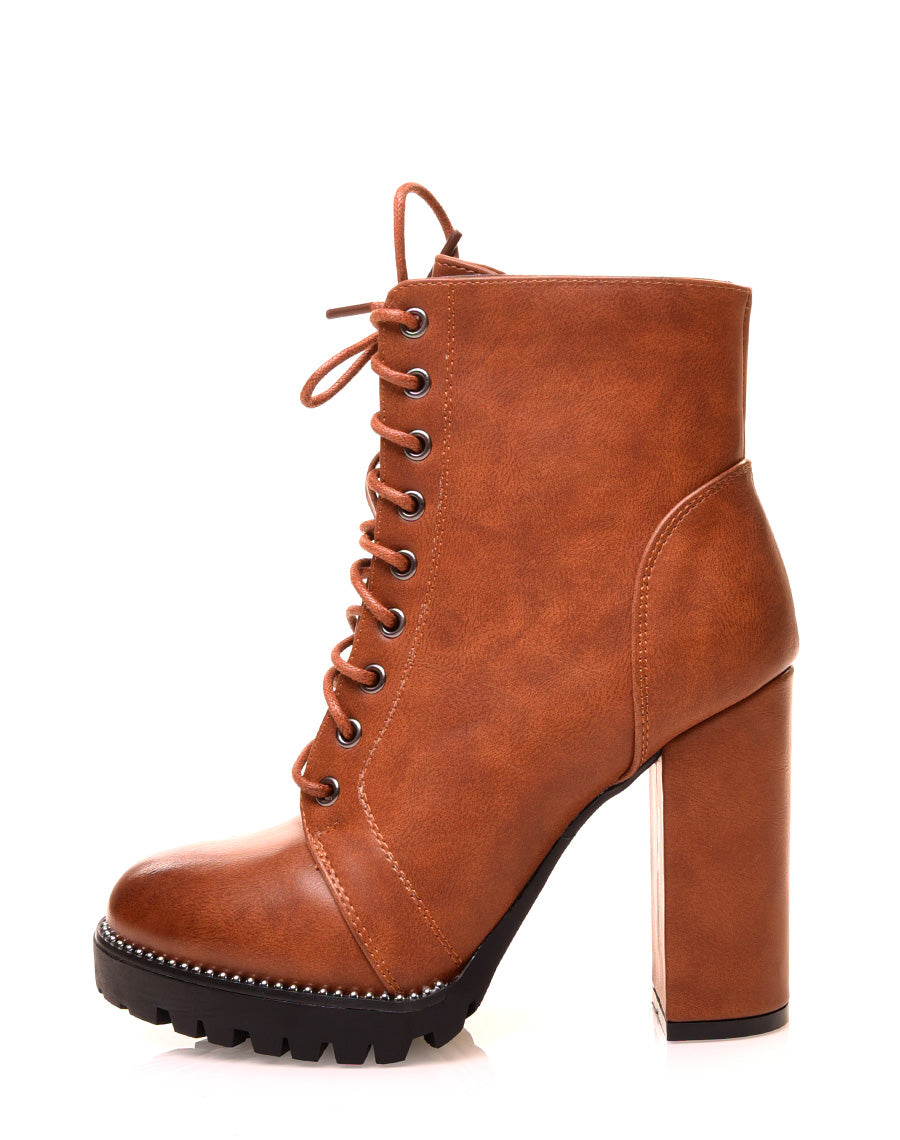 Bottines camel à talons et à détails perles