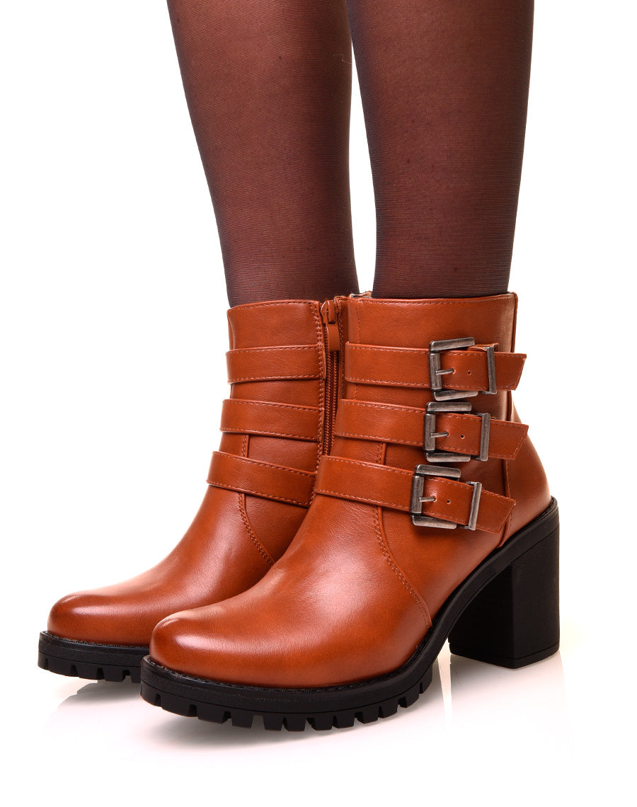 Bottines camel à talons et à sangles