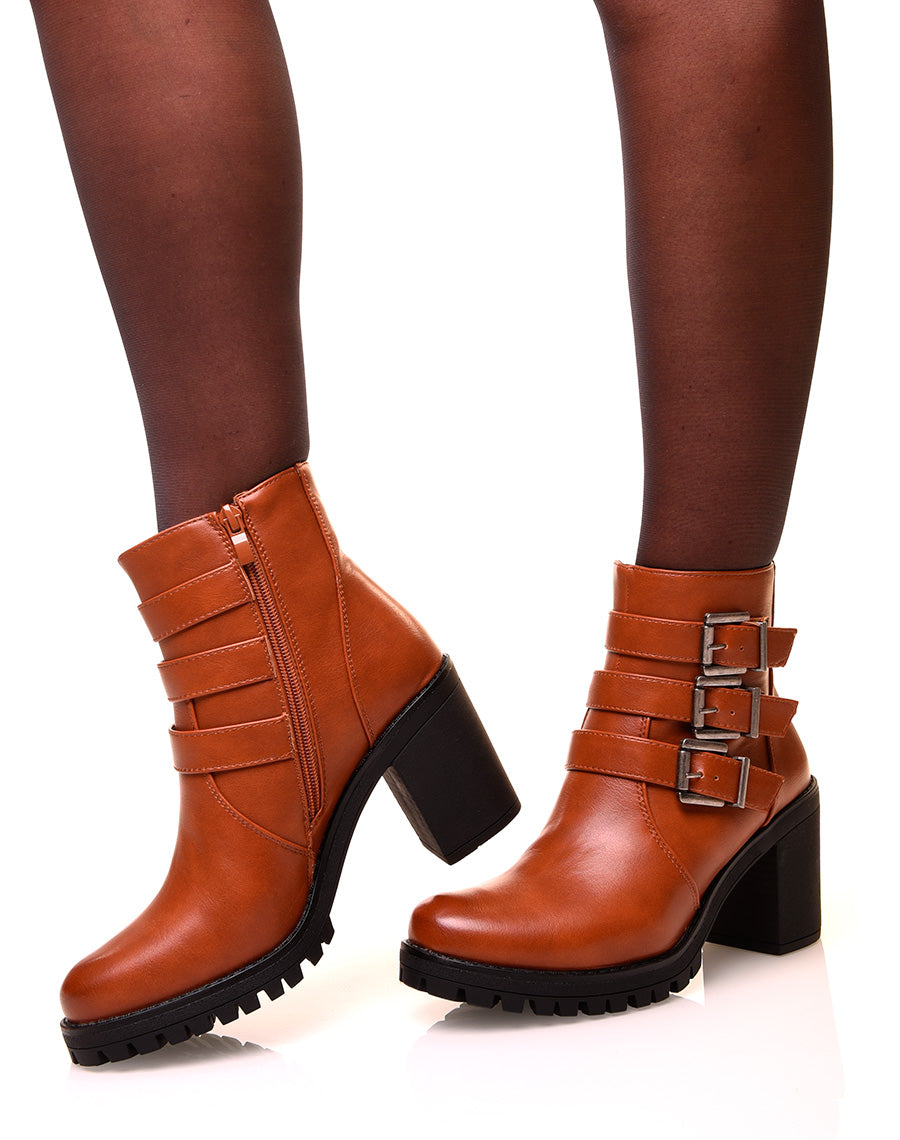 Bottines camel à talons et à sangles